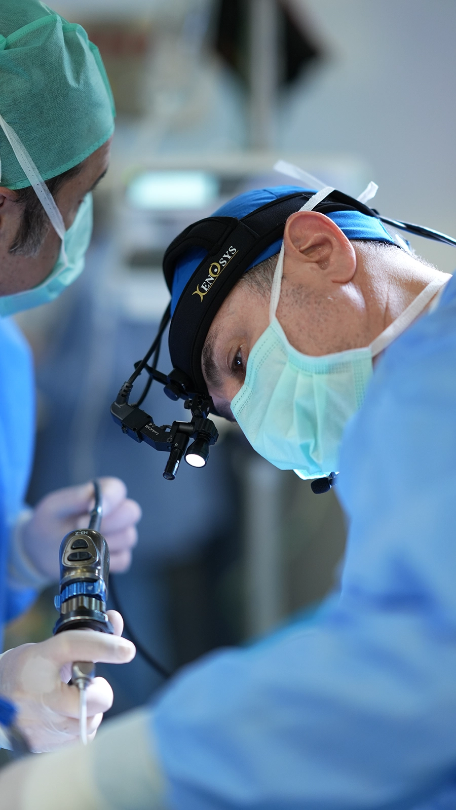 Burun estetiği ameliyatlarında en iyi cerrah sizinle iletişimi gerçekçi ve doğru olan doktordur. Ayrıca size benzer kişilerde almış olduğu sonuçlar fikir vermelidir.